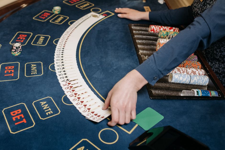 Slots, Poker, and the Real Math Behind iGaming Wins