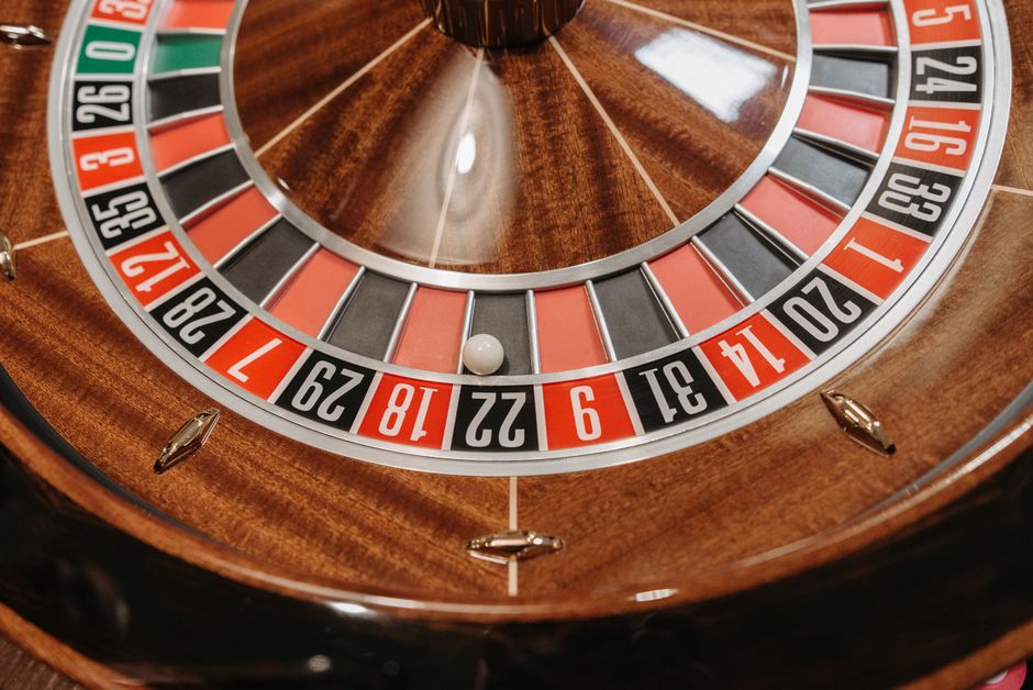 The Real Difference Between Slots, Poker, and Sports Betting